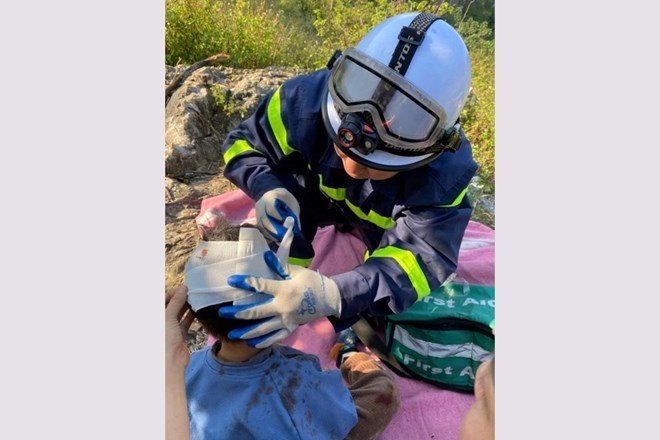 2 cháu bé được lực lượng chức năng giải cứu an toàn. (Ảnh: Công an Hà Nội)