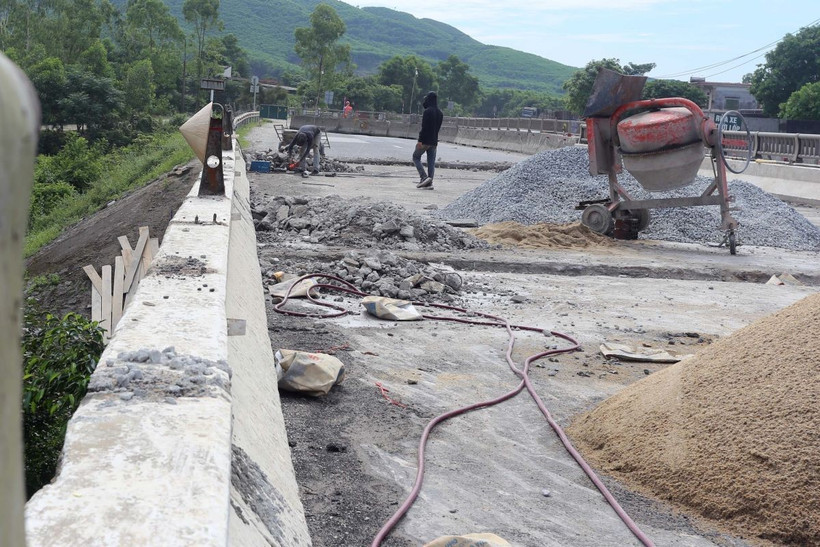 Hệ thống lan can, mặt cầu cũng được sửa chữa, nâng cấp. (Ảnh: Hữu Quyết/TTXVN)