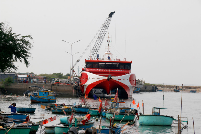 Các tàu cao tốc hoạt động tuyến Phan Thiết - đảo Phú Quý neo đậu trong cảng Thương Chánh (Lâm Đồng). (Ảnh: Nguyễn Thanh/TTXVN)