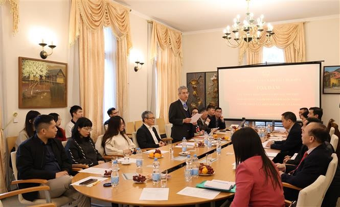 Tri thức Việt Nam tại Đức tham gia đóng góp ý kiến cho Văn kiện Đại hội Đảng XIV. (Ảnh : Thu Hằng/TTXVN)