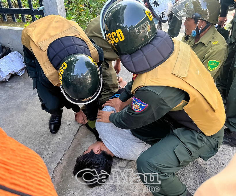 Lực lượng Công an khống chế, bắt giữ đối tượng Bùi Minh Lợi. (Nguồn: Báo Cà Mau)