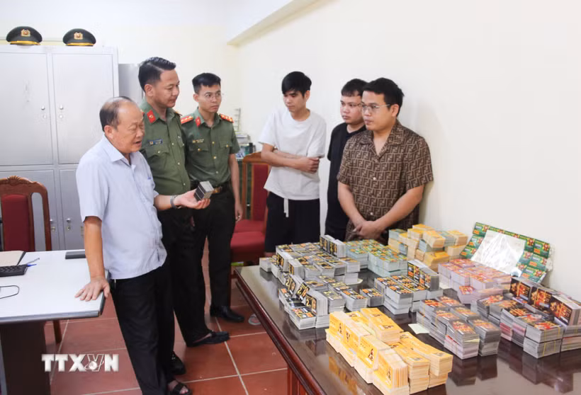 Cơ quan An ninh điều tra, Công an tỉnh Sơn La xét hỏi 2 đối tượng Hoàng Văn Duẩn và Hoàng Văn Duy (bên phải). (Ảnh: TTXVN phát)
