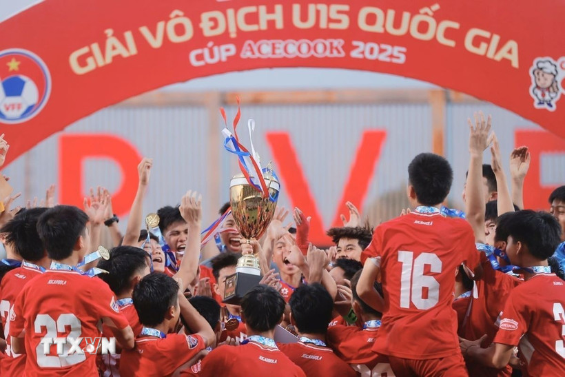 Ban tổ chức trao Cup vô địch cho U15 PVF. (Ảnh: Minh Quyết/TTXVN)