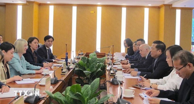 Bộ trưởng Bộ Xây dựng Trần Hồng Minh và Đại sứ Đặc mệnh Toàn quyền của Australia tại Việt Nam Gillian Bird thống nhất tích cực trao đổi hai bên, nhằm thúc đẩy hợp tác lĩnh vực cơ sở hạ tầng, giao thông vận tải. (Nguồn: Báo mới)