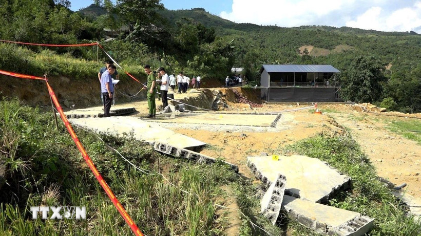 Hiện trường vụ sập tường bể nuôi cá khiến 2 người tử vong, 2 người bị thương. (Ảnh: TTXVN phát)