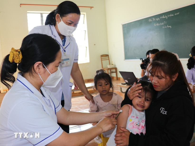 Ttiêm vaccine cho trẻ em tại ấp Mười Mẫu, xã Hưng Phước (Đồng Nai). (Ảnh: K GỬIH/TTXVN)