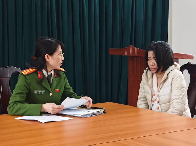Cán bộ Cơ quan Cảnh sát điều tra Công an Thành phố Hà Nội hỏi cung đối tượng Trương Thị Bắc.