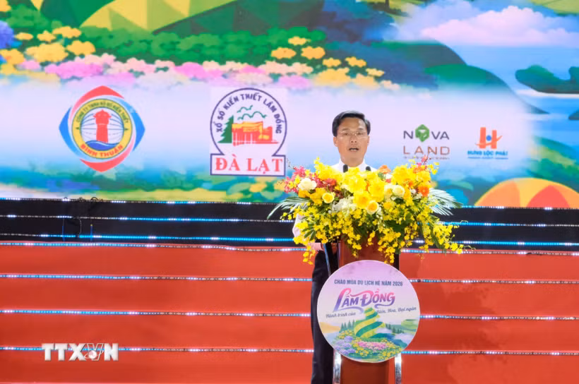 Ông Đinh Văn Tuấn, Phó Chủ tịch UBND tỉnh Lâm Đồng phát biểu khai mạc “Mùa du lịch hè năm 2026” và công bố Quy hoạch chung xây dựng Khu du lịch quốc gia Mũi Né. (Ảnh: Nguyễn Dũng/TTXVN)