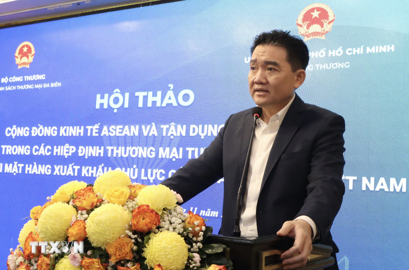 Ông Nguyễn Trường Thi, Phó Giám đốc Sở Công Thương Thành phố Hồ Chí Minh phát biểu tại hội thảo. (Ảnh: Xuân Anh/TTXVN)