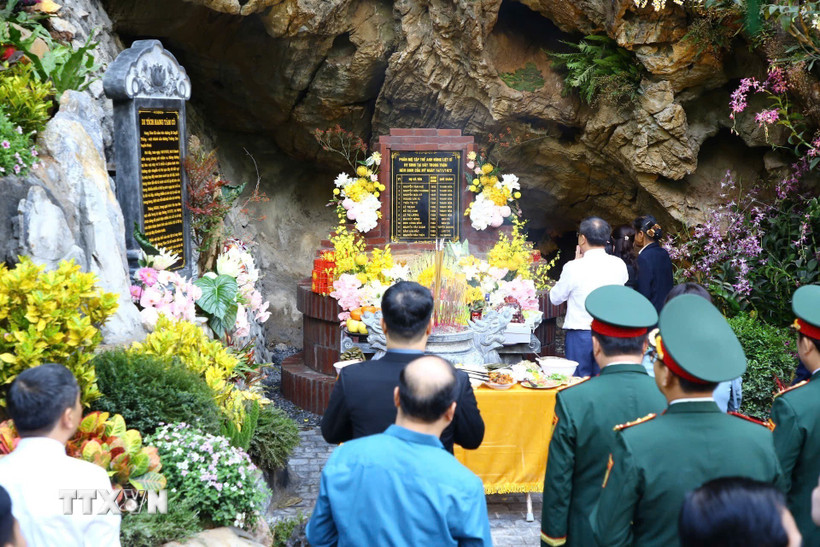 Các đại biểu dâng hương tại ngôi mộ chung các liệt sỹ tại Di tích quốc gia đặc biệt Hang Tám Cô. (Ảnh: Tá Chuyên/TTXVN)