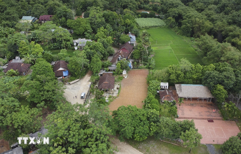 Xóm Lũy Ải hay còn gọi là Mường Ải mang vẻ đẹp hoài niệm với những nóc nhà sàn nằm ven sườn đồi, trong thung lũng xứ Mường Bi rộng lớn. (Ảnh: Trọng Đạt/TTXVN)