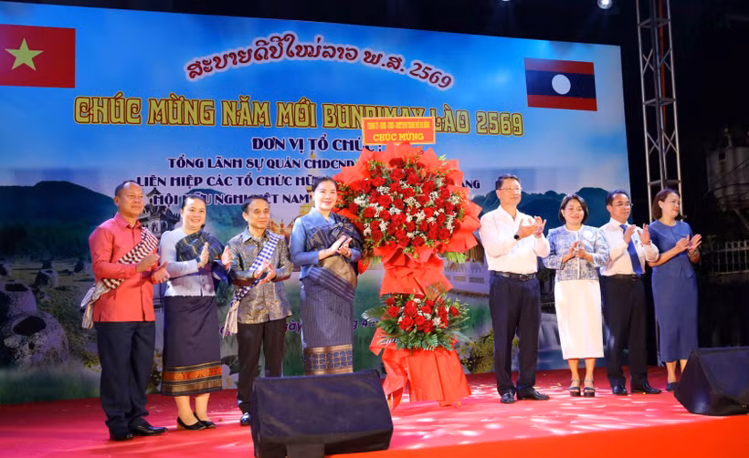 Lãnh đạo thành phố Đà Nẵng tặng hoa chúc mừng Tổng Lãnh sự quán Lào tại Đà Nẵng. (Ảnh: Trần Lê Lâm/TTXVN)