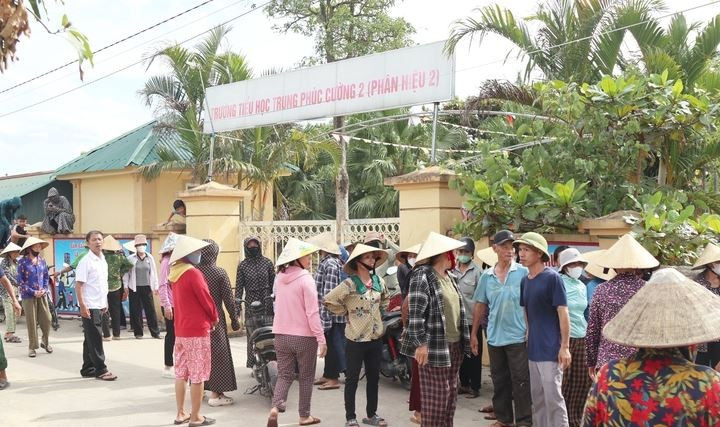 Nhiều phụ huynh chưa đồng ý việc sáp nhập phân hiệu 2 về điểm chính Trường tiểu học Trung Phúc Cường 2, xã Thiên Nhẫn, Nghệ An. (Nguồn: Tuổi Trẻ)