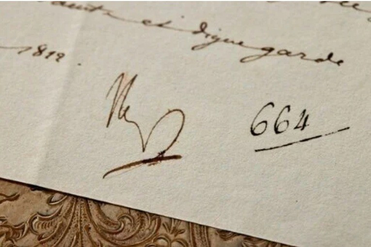 Chữ ký của Napoleon trên một lá thư. (Ảnh minh họa: thecentralvirginian.com)