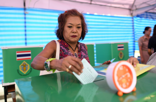 Cử tri Thái Lan bỏ phiếu trong cuộc tổng tuyển cử tại một điểm bầu cử ở Bangkok. (Nguồn: AFP/TTXVN)