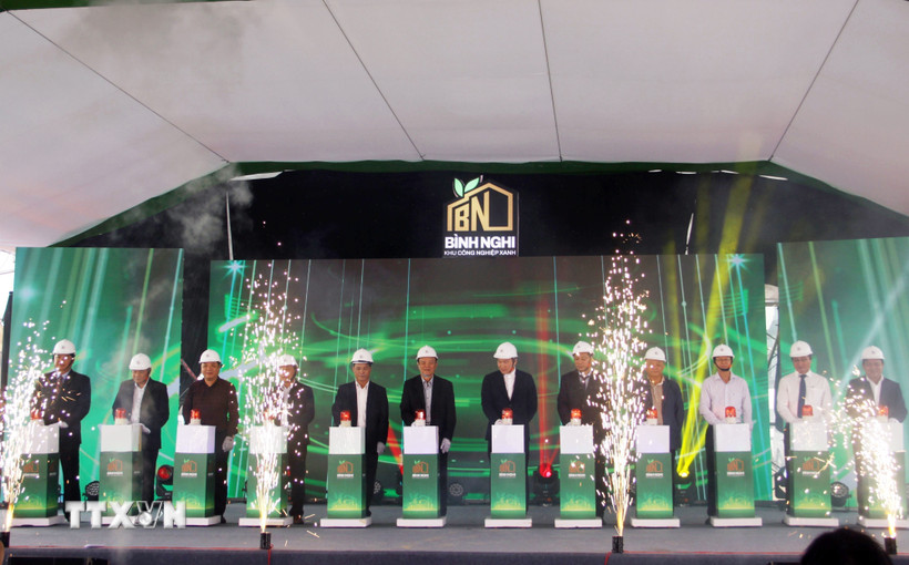 Các đại biểu bấm nút khởi công dự án. (Ảnh: Trịnh Bang Nhiệm/TTXVN)