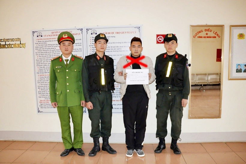 Đối tượng Lê Chí Hưng (mặc áo khoác trắng) tại Cơ quan Cảnh sát điều tra. (Nguồn: TTXVN)