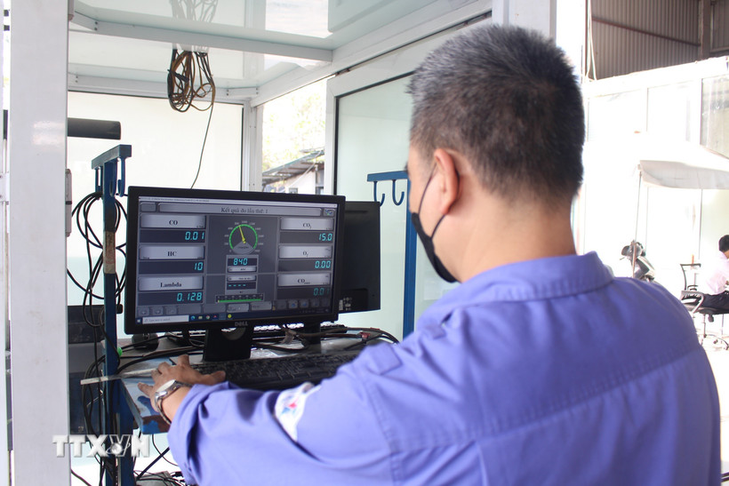 Các thông số kỹ thuật đều được thao tác trên bảng máy tính điện tử. (Ảnh: Nguyễn Thắng/TTXVN)