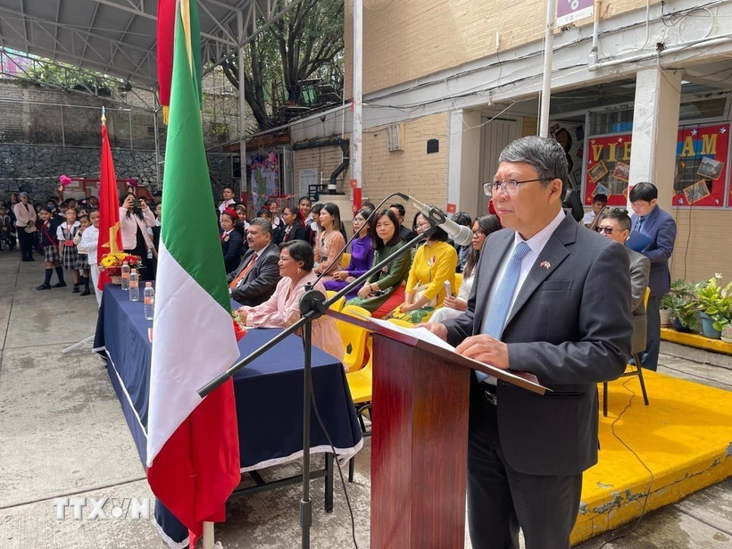 Đại sứ Nguyễn Văn Hải phát biểu tại buổi lễ kỷ niệm 50 năm quan hệ Việt Nam - Mexico. (Ảnh: TTXVN phát)