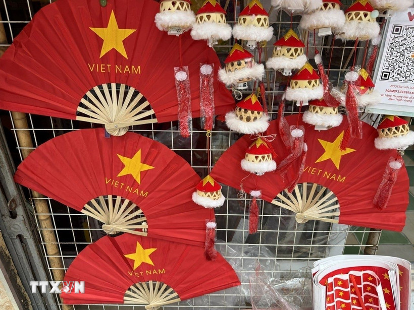 Nhiều mẫu mã quà tặng lưu niệm in hình Quốc kỳ Việt Nam. (Ảnh: Quốc Lũy/TTXVN)