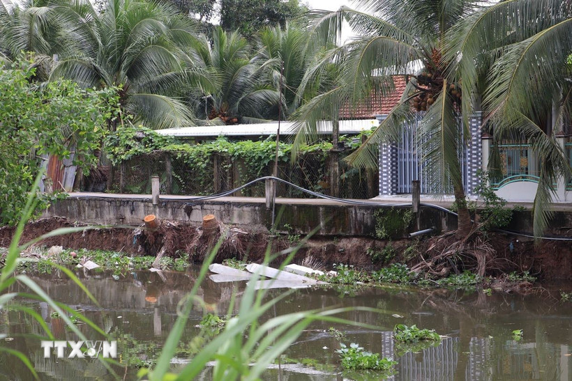 Sạt lở nguy hiểm đe dọa khu dân cư. (Ảnh: Minh Trí/TTXVN)