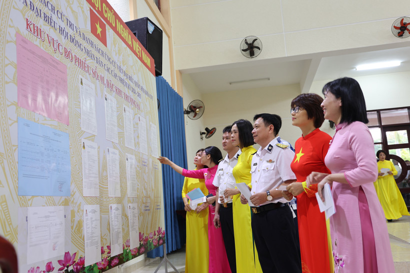 Người dân và cán bộ, chiến sỹ thực hiện bầu cử tại điểm bỏ phiếu số 1, đặc khu Trường Sa. (Ảnh: TTXVN phát)