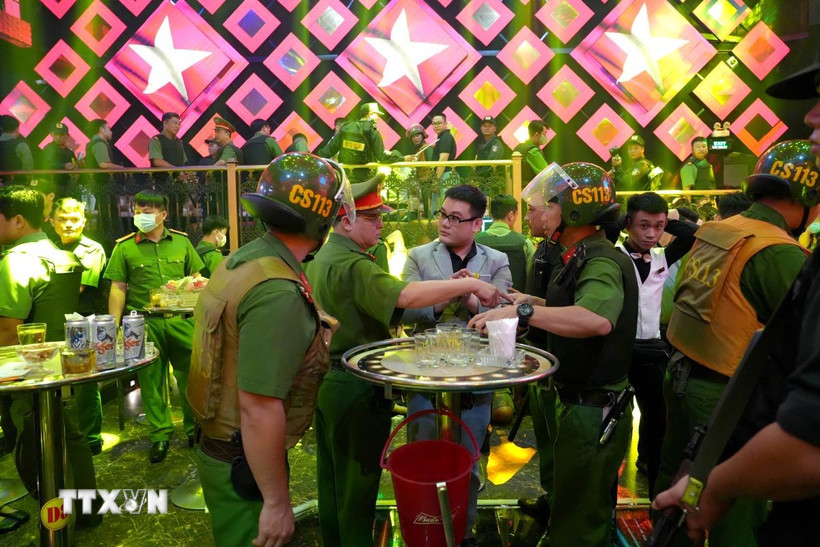 Cơ quan Cảnh sát điều tra Công an tỉnh Bình Thuận khám xét quán Paris Night tại thành phố Phan Thiết (Bình Thuận). (Ảnh: TTXVN)