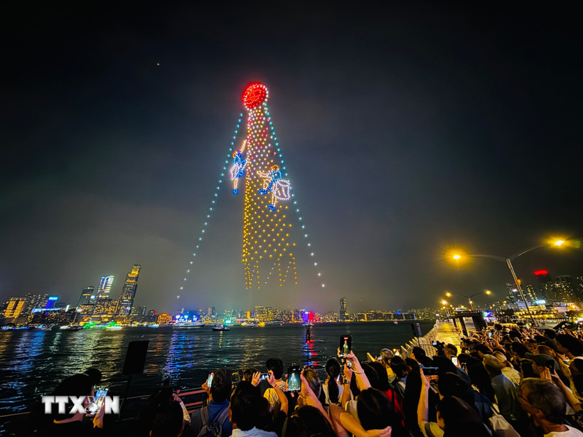 Drone tái hiện cuộc thi trèo cướp bánh bao tại Lễ hội bánh bao Trường Châu. (Ảnh: Mạc Luyện/TTXVN)