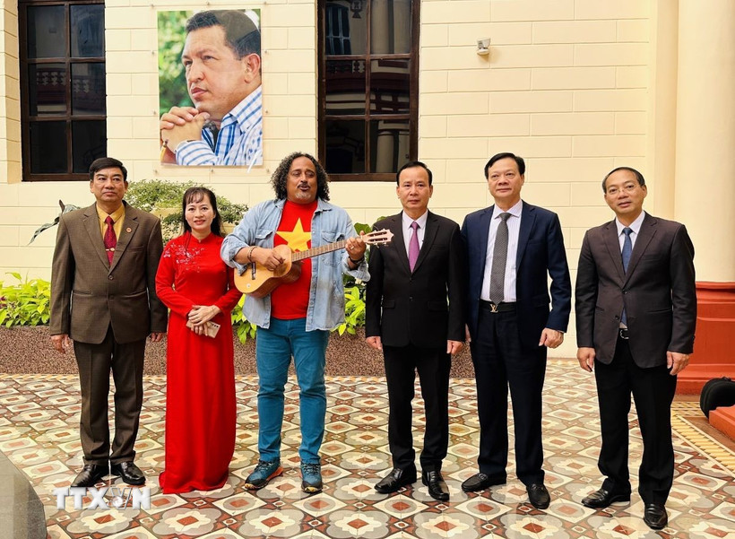 Thứ trưởng Văn hóa Ali Alejandro biểu diễn ca khúc về Việt Nam nhân dịp Đoàn đại biểu Đảng cộng sản Việt Nam thăm Venezuela, tháng 7 năm 2023. (Ảnh: TTXVN)