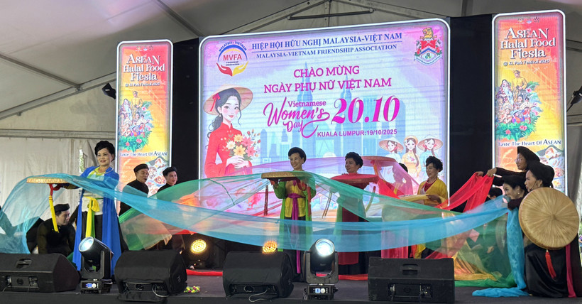 Đoàn nghệ thuật truyền thống Việt Nam biểu diễn tại chương trình. (Ảnh: Viên Luyến/TTXVN)