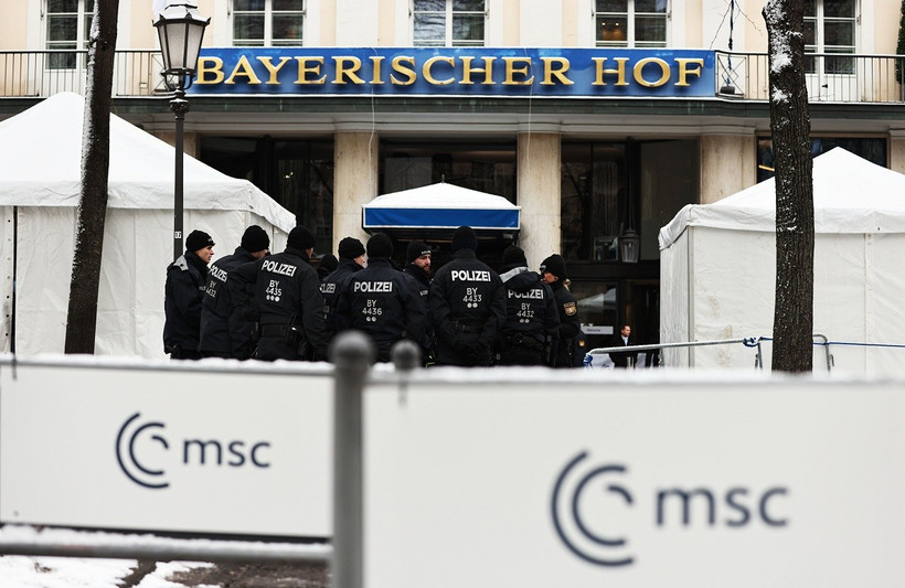 Cảnh sát gác bên ngoài Khách sạn Bayerischer Hof ở Munich, Đức, nơi diễn ra Hội nghị An ninh Munich (MSC) lần thứ 61, ngày 14/2/2025. (Ảnh: THX/TTXVN)