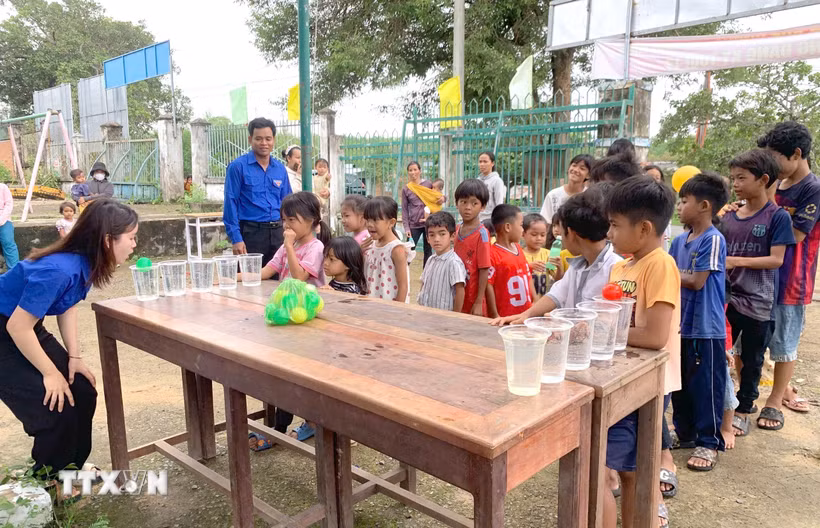 Hơn 2.000 trẻ em ở xã La Dạ (Lâm Đồng) được tham gia các đợt sinh hoạt hè 2026 do Đoàn thanh niên xã La Dạ tổ chức. (Ảnh: Hồng Hiếu/TTXVN)