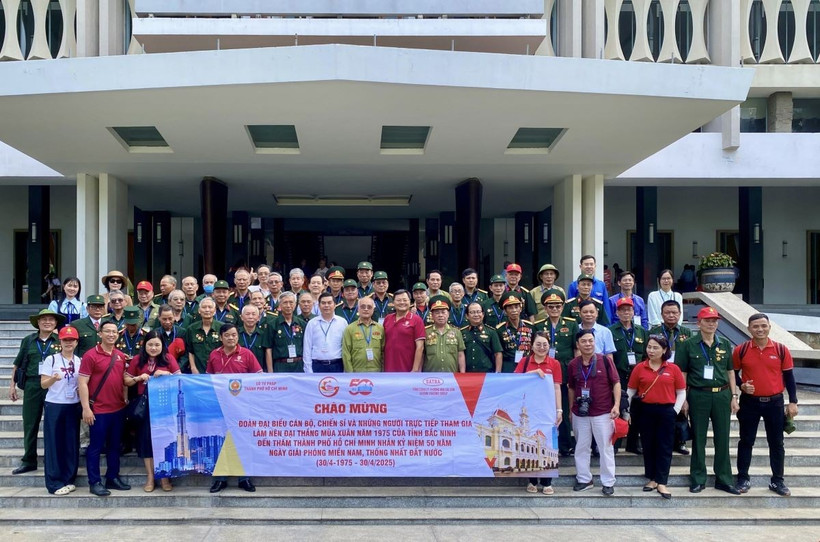 Đoàn đại biểu cựu chiến binh tỉnh Bắc Ninh được đại diện lãnh đạo Sở Tư pháp Thành phố Hồ Chí Minh đón tiếp tại Dinh Độc Lập. (Ảnh: Hồng Giang/TTXVN)