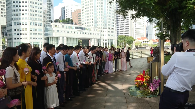  Đại sứ quán Việt Nam tại Singapore cùng Cộng đồng người Việt Nam tại Singapore đã tổ chức lễ dâng hoa tượng Bác tại Bảo tàng Văn minh châu Á. (Nguồn: TTXVN)