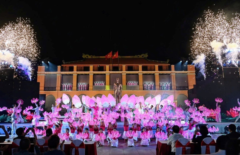 Tiết mục "Tiếng hát từ Thành phố mang tên Người" do Phạm Trang và Duyên Huyền thể hiện. (Ảnh: Thu Hương/TTXVN)