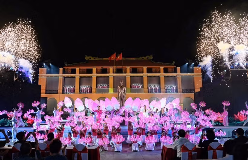 Tiết mục "Tiếng hát từ Thành phố mang tên Người" do Phạm Trang và Duyên Huyền thể hiện. (Ảnh: Thu Hương/TTXVN)