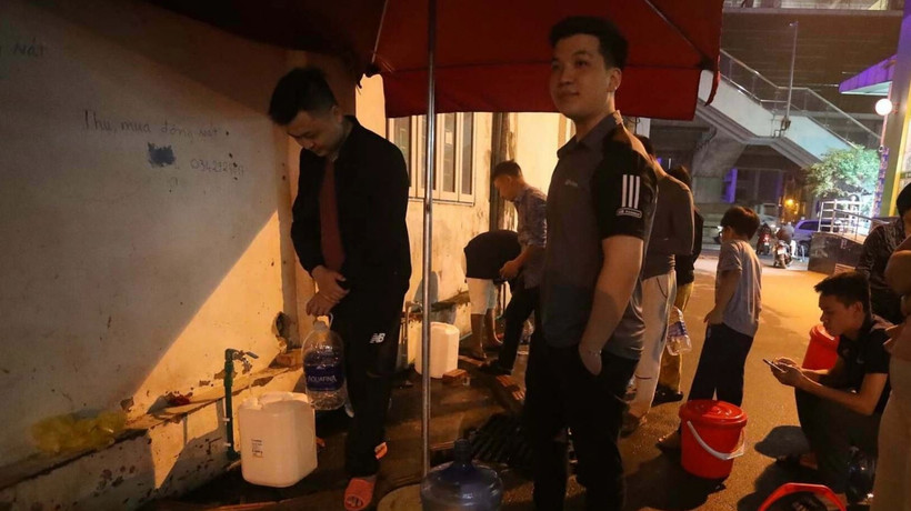 Cư dân chung cư SDU phải đợi lấy nước tới nửa đêm.(Nguồn: Vnexpress)