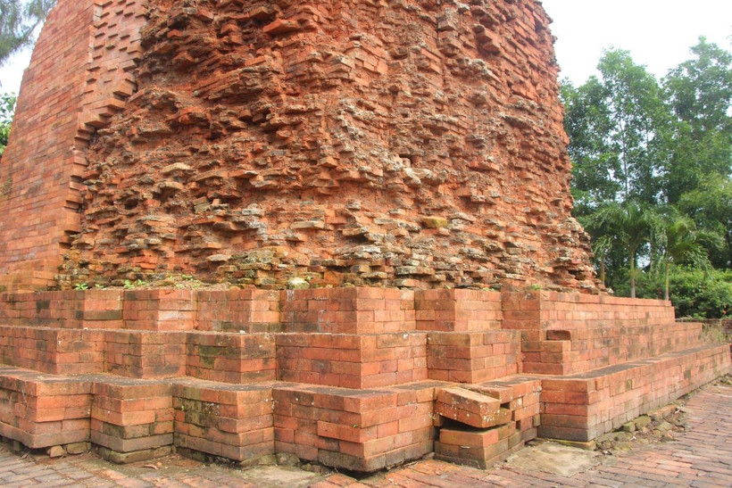 Mặt phía sau của tháp Vĩnh Hưng bị xuống cấp nghiêm trọng. (Ảnh: Chanh Đa/TTXVN)