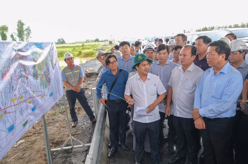 Bộ trưởng Bộ Xây dựng Trần Hồng Minh nghe báo cáo tiến độ dự án cao tốc Châu Đốc-Cần Thơ-Sóc Trăng. (Ảnh: Thanh Liêm/TTXVN)