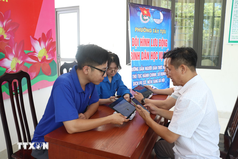 Đột phá chuyển đổi số theo Nghị quyết 57: Làm thật là yêu nước Lực lượng đoàn thanh niên cơ sở tích cực hỗ trợ người dân thực hiện "Bình dân học vụ số". (Ảnh: Nguyễn Cúc/TTXVN)