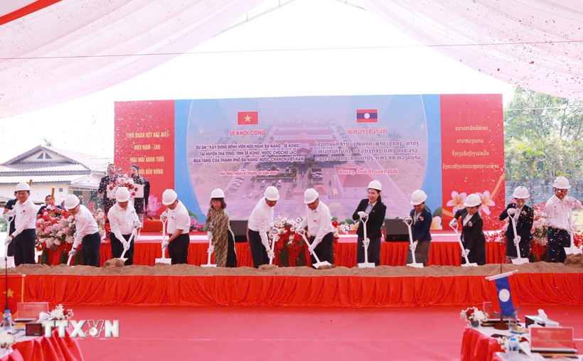 Các đại biểu thực hiện Lễ khởi công Dự án xây dựng Bệnh viện Hữu nghị Đà Nẵng-Xekong. (Ảnh: Xuân Tú/TTXVN)