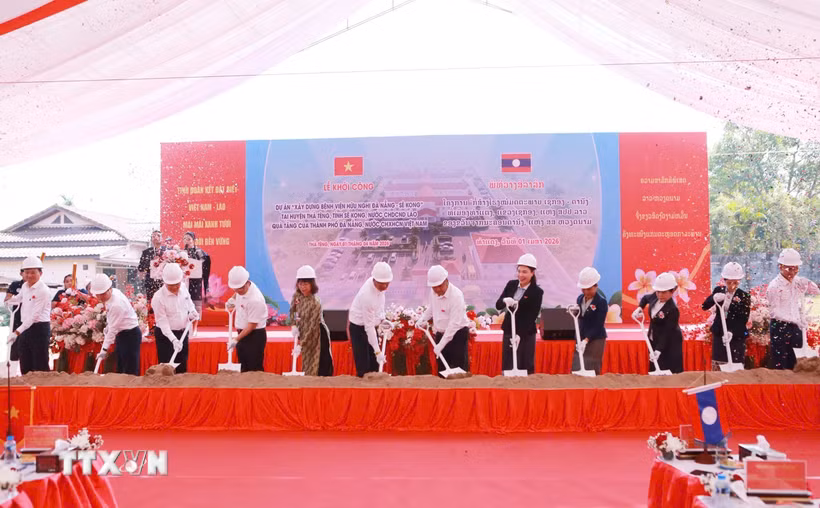 Các đại biểu thực hiện Lễ khởi công Dự án xây dựng Bệnh viện Hữu nghị Đà Nẵng-Xekong. (Ảnh: Xuân Tú/TTXVN)