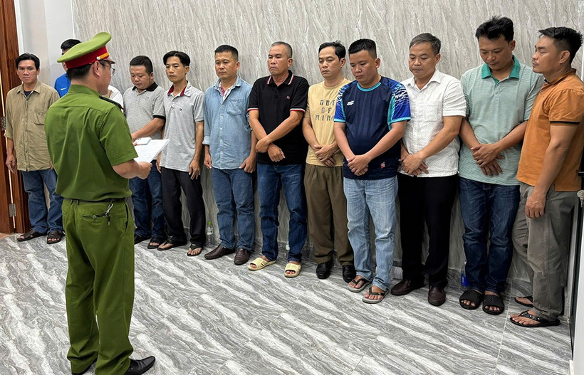 Công an tống đạt các quyết định khởi tố và lệnh bắt tạm giam đối với 12 người. (Ảnh: Công an cung cấp)