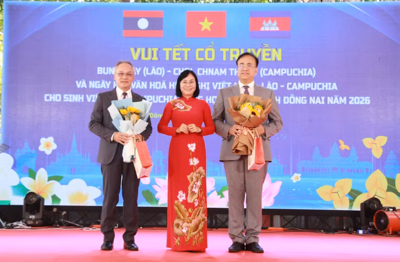Lãnh đạo tỉnh Đồng Nai tặng quà đại diện Tổng lãnh sự Campuchia tại Thành phố Hồ Chí Minh và Tổng lãnh sự Lào tại Thành phố Hồ Chí Minh nhân dịp Tết cổ truyền. (Ảnh: Lê Xuân/TTXVN)
