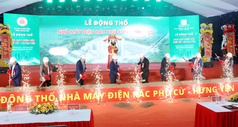 Các đại biểu thực hiện nghi thức khởi công dự án. (Ảnh: Thế Duyệt/TTXVN)