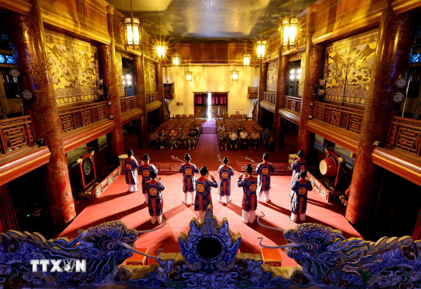 Những thanh âm trầm bổng, uy nghi của dàn Đại nhạc vang lên tại nhà hát Duyệt Thị Đường, tái hiện không gian văn hóa cung đình một thuở. (Ảnh: Nhật Anh/TTXVN)