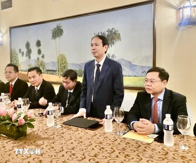 Ông Nguyễn Thanh Tùng, Trưởng đoàn công tác của Nhà xuất bản Giáo dục Việt Nam, tái khẳng định cam kết tiếp tục hỗ trợ Cuba trong công tác in ấn và xuất bản sách. (Ảnh: TTXVN phát)