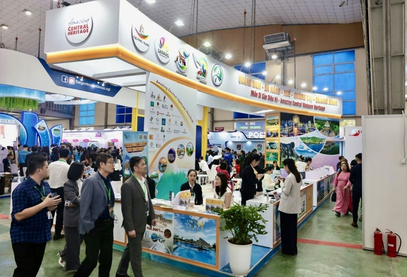 Gian hàng giới thiệu sản phẩm du lịch đến từ các tỉnh miền Trung. (Ảnh: Trần Việt/TTXVN)