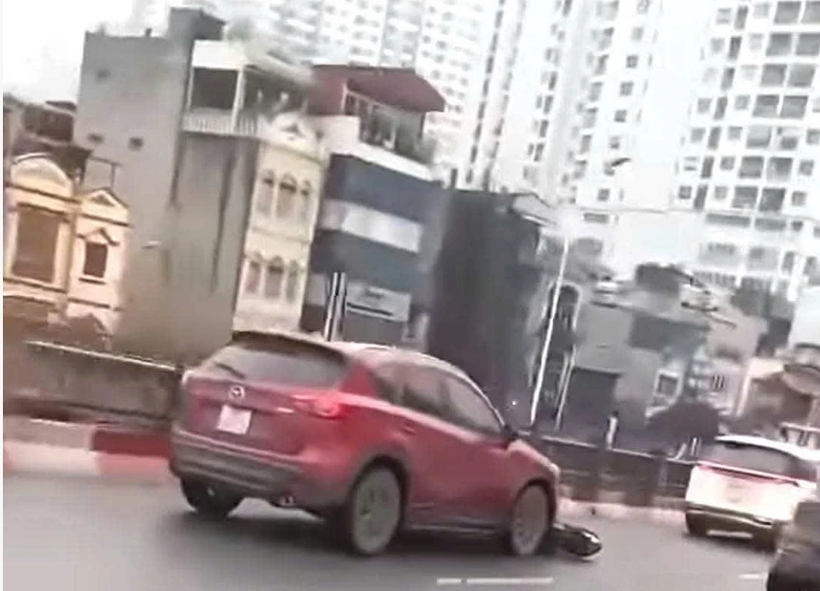 Hình ảnh ôtô kéo lê xe máy. (Ảnh: Cắt từ clip) 