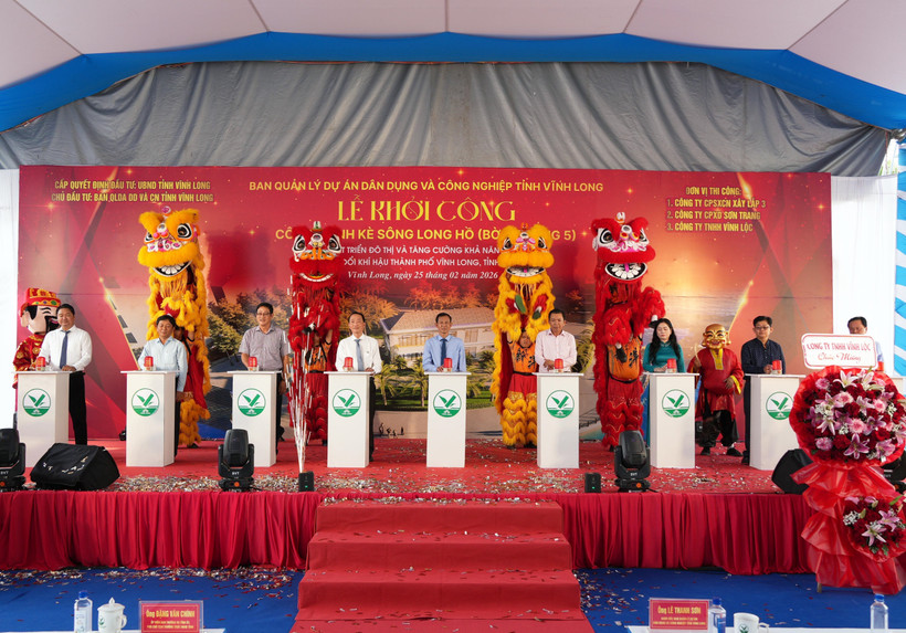 Đại biểu thực hiện nghi thức khởi công tại buổi lễ. (Ảnh: Phạm Minh Tuấn/TTXVN)